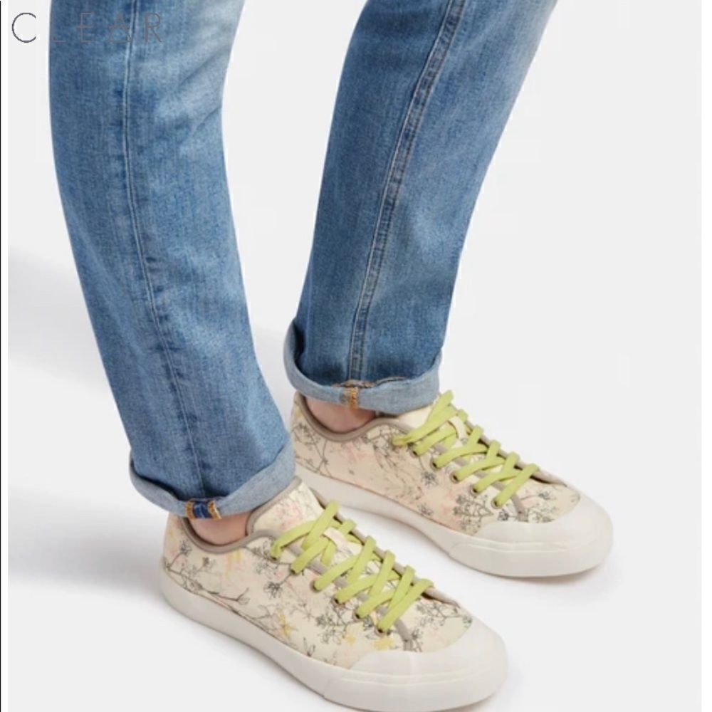Clear by dolce vita
BRYTON SNEAKERS IN CREAM MULTI FLORAL sz 7.5